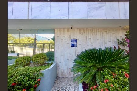 Apartamento à venda com 110m², 3 quartos e 1 vagaFachada com cartaz QA.