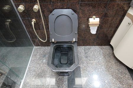 Casa à venda com 760m², 4 quartos e 10 vagasBanheiro da Suite 1