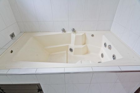 Casa para alugar com 325m², 3 quartos e 4 vagas Casa para alugar com 325m², 3 quartos e 4 vagasBanheiro da Suíte 2