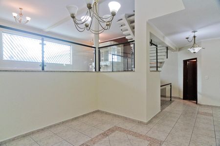 Casa para alugar com 325m², 3 quartos e 4 vagas Casa para alugar com 325m², 3 quartos e 4 vagasSala de Jantar