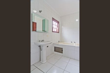 Casa para alugar com 325m², 3 quartos e 4 vagas Casa para alugar com 325m², 3 quartos e 4 vagasBanheiro da Suíte 2