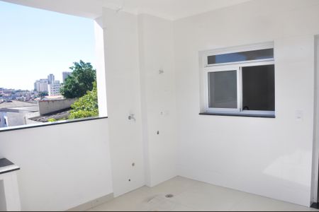 Casa à venda com 220m², 3 quartos e 2 vagas Casa à venda com 220m², 3 quartos e 2 vagasDetalhe - Área de Serviço