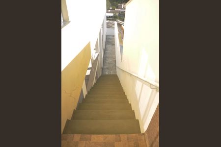 Casa à venda com 220m², 3 quartos e 2 vagas Casa à venda com 220m², 3 quartos e 2 vagasDetalhe - Escada Salão