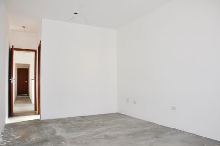 Casa à venda com 220m², 3 quartos e 2 vagas Casa à venda com 220m², 3 quartos e 2 vagasDetalhe - Quarto 01 com Suíte e Varanda