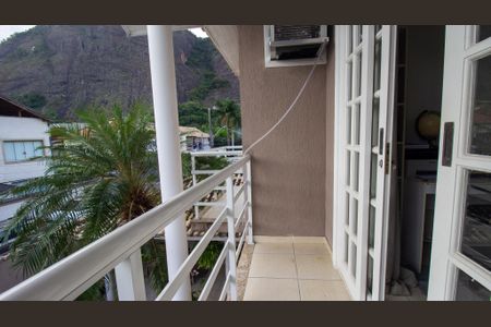 Casa de condomínio à venda com 285m², 3 quartos e 3 vagas Casa de condomínio à venda com 285m², 3 quartos e 3 vagasSacada do Hall dos Quartos