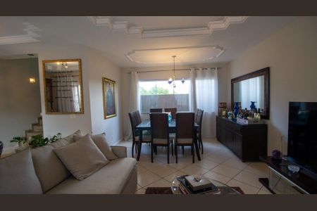 Casa de condomínio à venda com 285m², 3 quartos e 3 vagas Casa de condomínio à venda com 285m², 3 quartos e 3 vagasSala