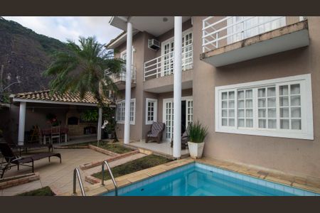 Casa de condomínio à venda com 285m², 3 quartos e 3 vagas Casa de condomínio à venda com 285m², 3 quartos e 3 vagasQuintal