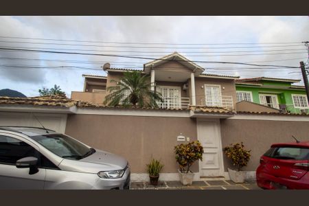 Casa de condomínio à venda com 285m², 3 quartos e 3 vagas Casa de condomínio à venda com 285m², 3 quartos e 3 vagasFachada da Casa