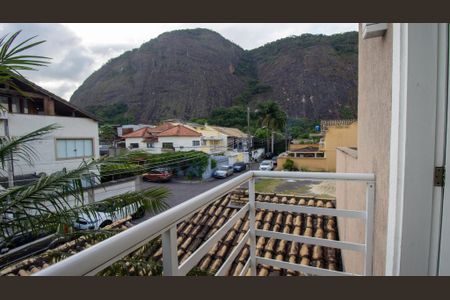 Casa de condomínio à venda com 285m², 3 quartos e 3 vagas Casa de condomínio à venda com 285m², 3 quartos e 3 vagasSacada do Quarto 2