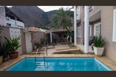Casa de condomínio à venda com 285m², 3 quartos e 3 vagas Casa de condomínio à venda com 285m², 3 quartos e 3 vagasQuintal