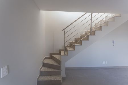 Apartamento para alugar com 126m², 3 quartos e 2 vagas Apartamento para alugar com 126m², 3 quartos e 2 vagasEscada de Acesso a Cobertura