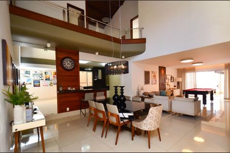 Casa à venda com 360m², 5 quartos e 4 vagas Casa à venda com 360m², 5 quartos e 4 vagasSala ambientes