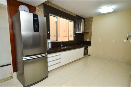 Casa à venda com 360m², 5 quartos e 4 vagas Casa à venda com 360m², 5 quartos e 4 vagasCozinha
