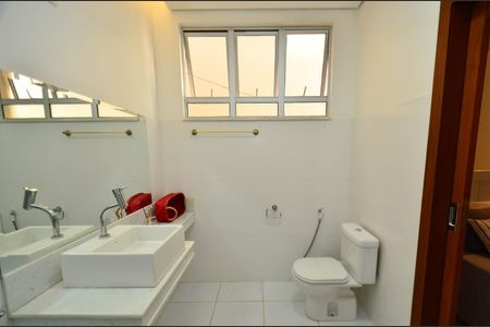 Casa à venda com 360m², 5 quartos e 4 vagas Casa à venda com 360m², 5 quartos e 4 vagasBanheiro suite1