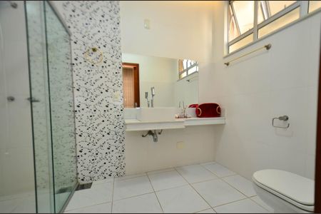 Casa à venda com 360m², 5 quartos e 4 vagas Casa à venda com 360m², 5 quartos e 4 vagasBanheiro suite1