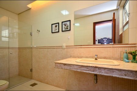 Casa à venda com 360m², 5 quartos e 4 vagas Casa à venda com 360m², 5 quartos e 4 vagasBanheiro suite3