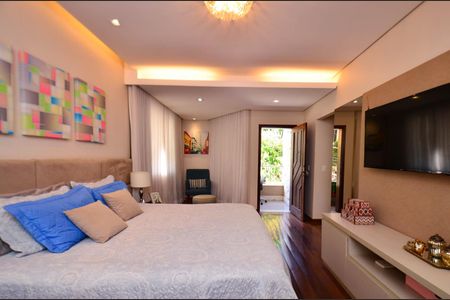 Casa à venda com 360m², 5 quartos e 4 vagas Casa à venda com 360m², 5 quartos e 4 vagasSuite3