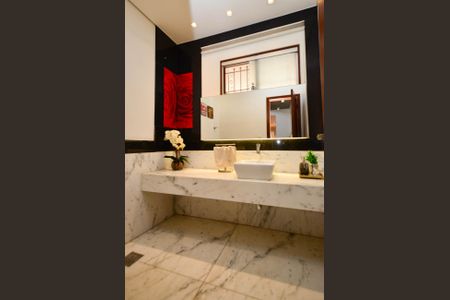 Casa à venda com 360m², 5 quartos e 4 vagas Casa à venda com 360m², 5 quartos e 4 vagasLavabo