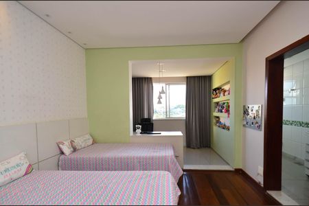 Casa à venda com 360m², 5 quartos e 4 vagas Casa à venda com 360m², 5 quartos e 4 vagasSuite5