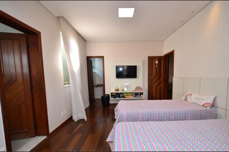 Casa à venda com 360m², 5 quartos e 4 vagas Casa à venda com 360m², 5 quartos e 4 vagasSuite5