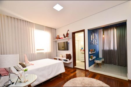 Casa à venda com 360m², 5 quartos e 4 vagas Casa à venda com 360m², 5 quartos e 4 vagasSuite4