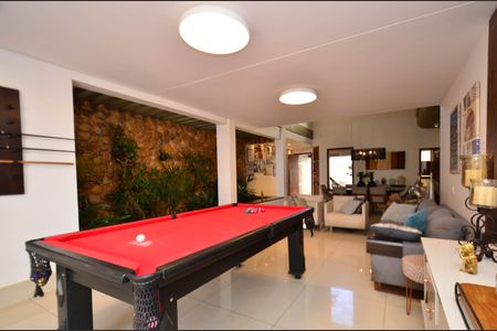 Casa à venda com 360m², 5 quartos e 4 vagas Casa à venda com 360m², 5 quartos e 4 vagasSala ambientes