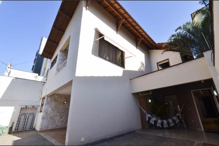 Casa à venda com 360m², 5 quartos e 4 vagas Casa à venda com 360m², 5 quartos e 4 vagasGaragem