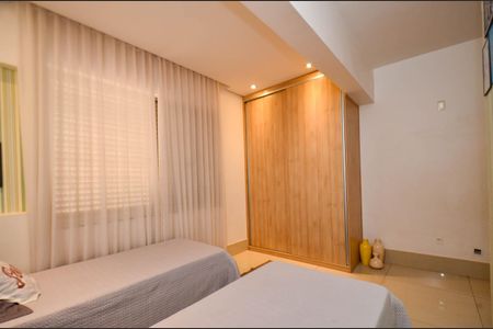 Casa à venda com 360m², 5 quartos e 4 vagas Casa à venda com 360m², 5 quartos e 4 vagasSuite1