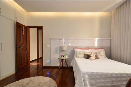 Casa à venda com 360m², 5 quartos e 4 vagas Casa à venda com 360m², 5 quartos e 4 vagasSuite4