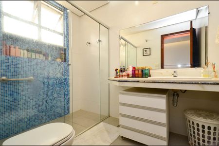 Casa à venda com 360m², 5 quartos e 4 vagas Casa à venda com 360m², 5 quartos e 4 vagasBanheiro suite4