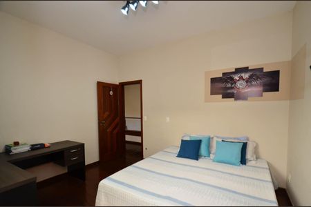 Casa à venda com 360m², 5 quartos e 4 vagas Casa à venda com 360m², 5 quartos e 4 vagasSuite2