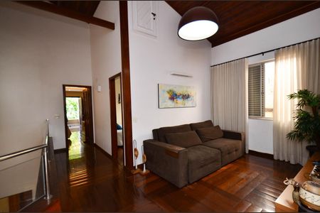 Casa à venda com 360m², 5 quartos e 4 vagas Casa à venda com 360m², 5 quartos e 4 vagasSala de TV