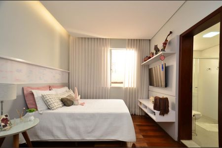 Casa à venda com 360m², 5 quartos e 4 vagas Casa à venda com 360m², 5 quartos e 4 vagasSuite4