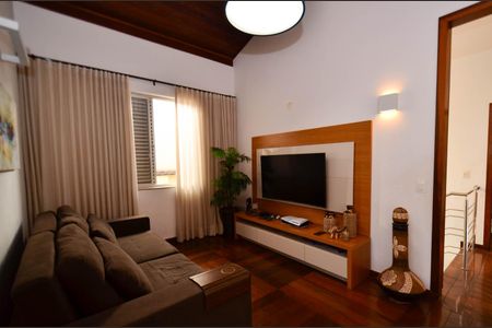 Casa à venda com 360m², 5 quartos e 4 vagas Casa à venda com 360m², 5 quartos e 4 vagasSala de TV