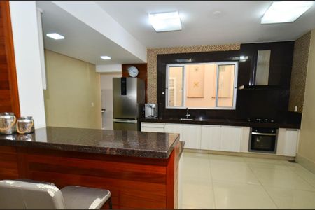 Casa à venda com 360m², 5 quartos e 4 vagas Casa à venda com 360m², 5 quartos e 4 vagasCozinha