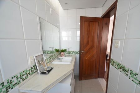 Casa à venda com 360m², 5 quartos e 4 vagas Casa à venda com 360m², 5 quartos e 4 vagasBanheiro suite5