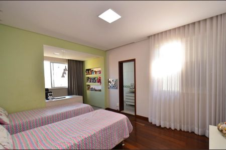 Casa à venda com 360m², 5 quartos e 4 vagas Casa à venda com 360m², 5 quartos e 4 vagasSuite5