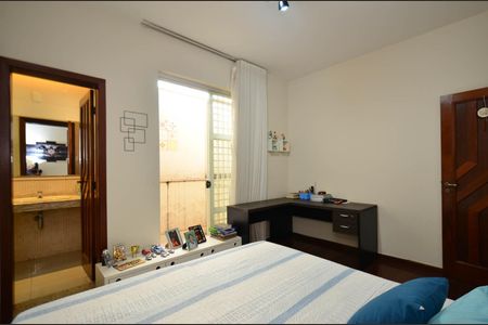 Casa à venda com 360m², 5 quartos e 4 vagas Casa à venda com 360m², 5 quartos e 4 vagasSuite2