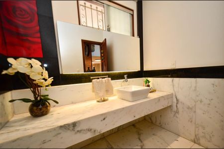 Casa à venda com 360m², 5 quartos e 4 vagas Casa à venda com 360m², 5 quartos e 4 vagasLavabo