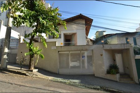 Casa à venda com 360m², 5 quartos e 4 vagas Casa à venda com 360m², 5 quartos e 4 vagasFachada