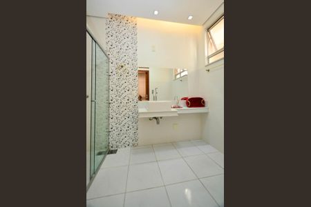 Casa à venda com 360m², 5 quartos e 4 vagas Casa à venda com 360m², 5 quartos e 4 vagasBanheiro suite1