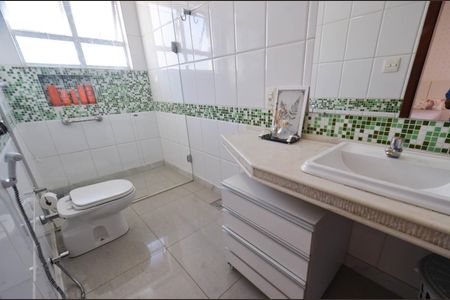 Casa à venda com 360m², 5 quartos e 4 vagas Casa à venda com 360m², 5 quartos e 4 vagasBanheiro suite5