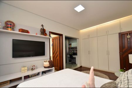 Casa à venda com 360m², 5 quartos e 4 vagas Casa à venda com 360m², 5 quartos e 4 vagasSuite4