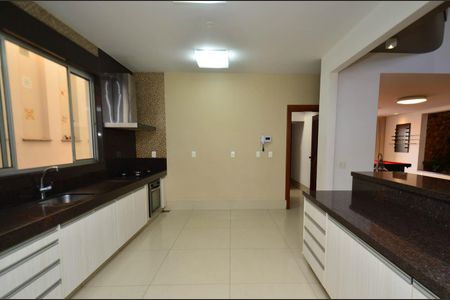 Casa à venda com 360m², 5 quartos e 4 vagas Casa à venda com 360m², 5 quartos e 4 vagasCozinha