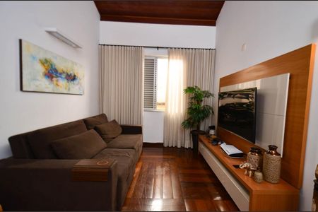 Casa à venda com 360m², 5 quartos e 4 vagas Casa à venda com 360m², 5 quartos e 4 vagasSala de TV