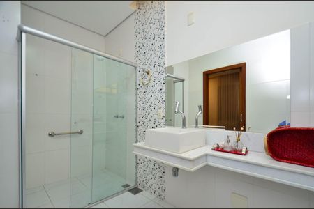 Casa à venda com 360m², 5 quartos e 4 vagas Casa à venda com 360m², 5 quartos e 4 vagasBanheiro suite1