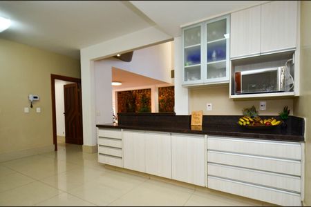 Casa à venda com 360m², 5 quartos e 4 vagas Casa à venda com 360m², 5 quartos e 4 vagasCozinha