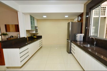 Casa à venda com 360m², 5 quartos e 4 vagas Casa à venda com 360m², 5 quartos e 4 vagasCozinha