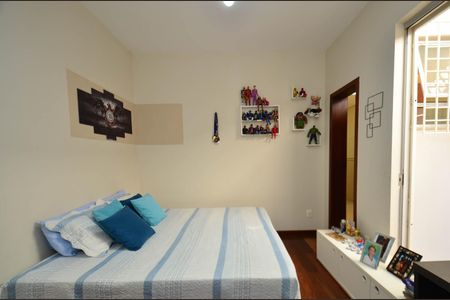 Casa à venda com 360m², 5 quartos e 4 vagas Casa à venda com 360m², 5 quartos e 4 vagasSuite2