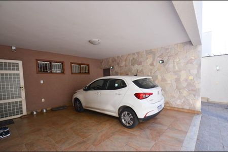 Casa à venda com 360m², 5 quartos e 4 vagas Casa à venda com 360m², 5 quartos e 4 vagasGaragem